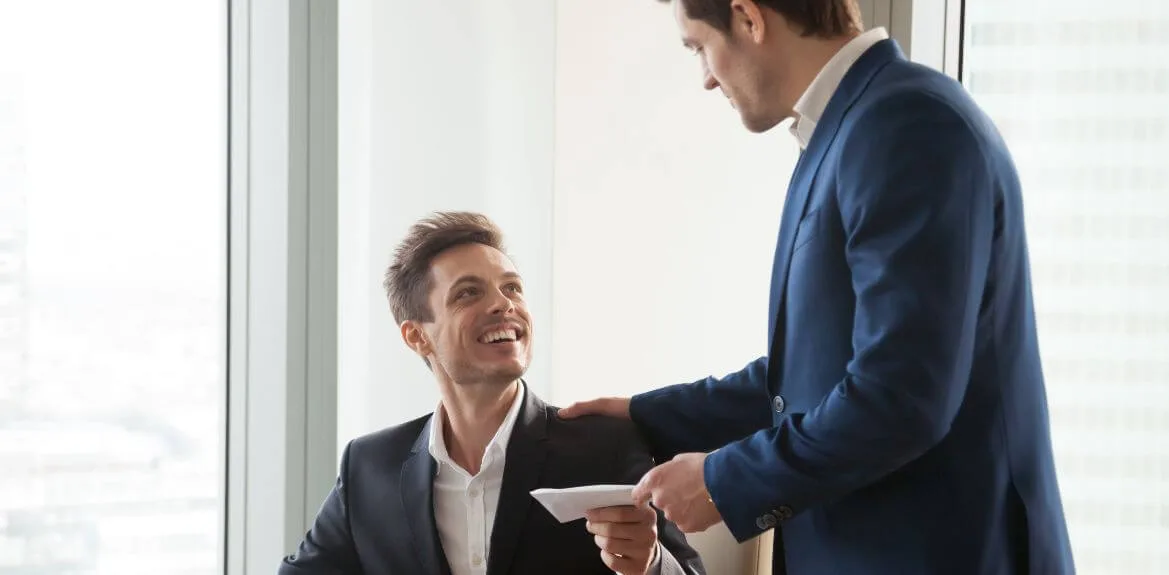 Mann erhält einen Bonus als Beispiel von Mitarbeiter Incentives