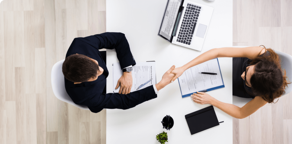 Personaler findet neue Mitarbeiterin im Bewerbungsgespräch