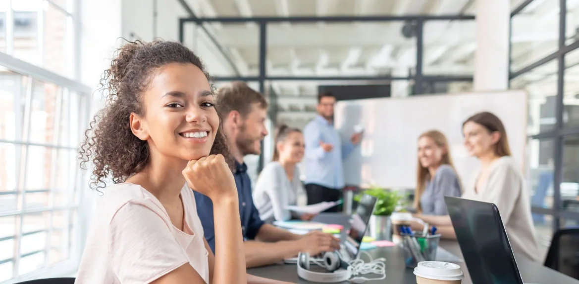 Team bespricht die Anforderungen an eine neue Position im Unternehmen 