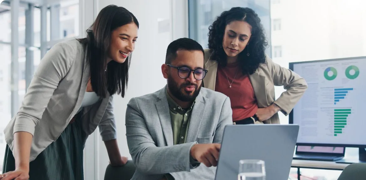 Gruppe von Mitarbeiten am Laptop