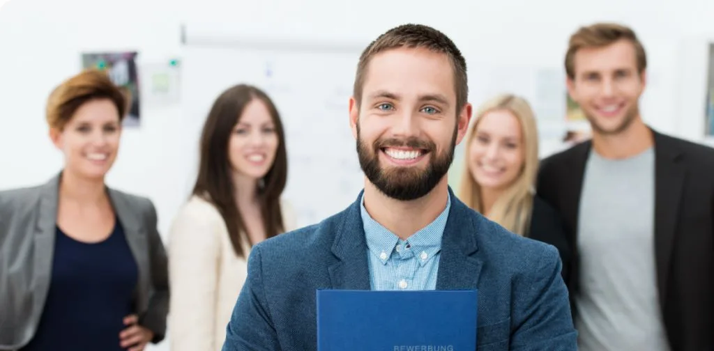 Mitarbeiter nach positiver Candidate Journey lacht in Kamera