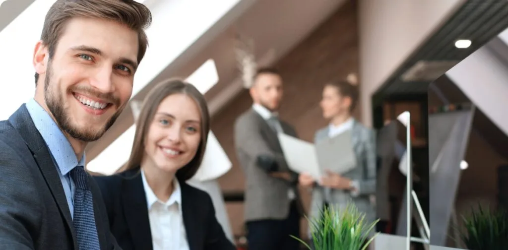 Zufriedene Mitarbeiter im Büro arbeiten gemeinsam