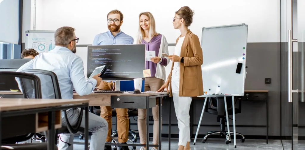 3 Mitarbeiter sprechen mit ihrem Chef über Employer Value Proposition