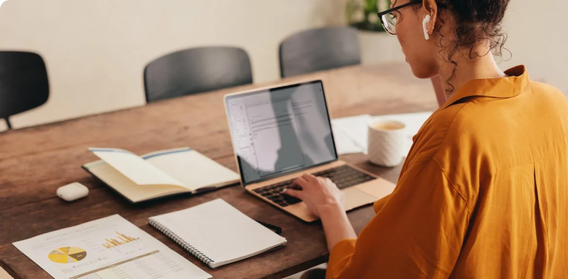 Mitarbeiterin arbeitet flexibel von zu Hause aus