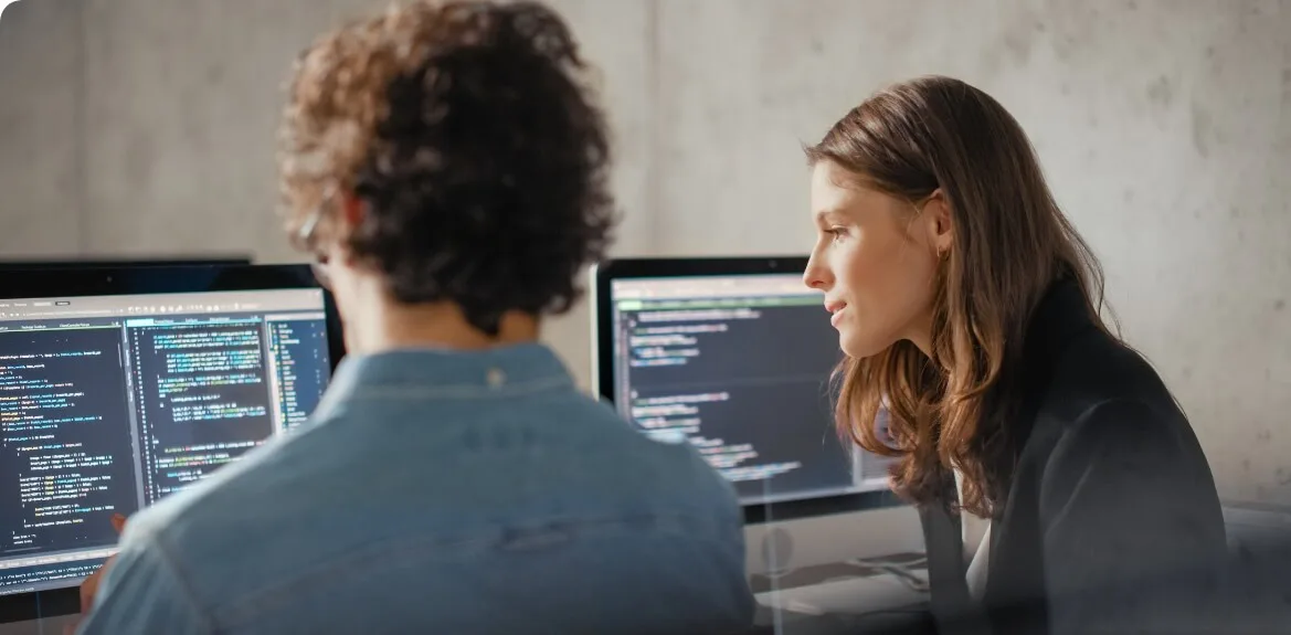 Neue Mitarbeiterin in der IT wird eingelernt