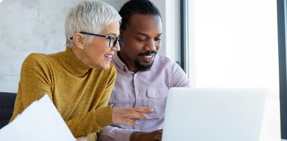 Mitarbeiter legen ein LinkedIn Firmenprofil an