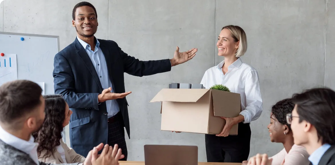 Neue Mitarbeiterin wird dem Team beim Onboarding vorgestellt 
