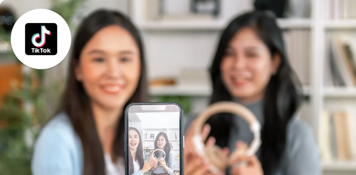 Mädchen filmen TikTok für Recruiting