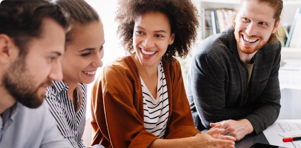 glückliche Mitarbeiter dank Employer Branding