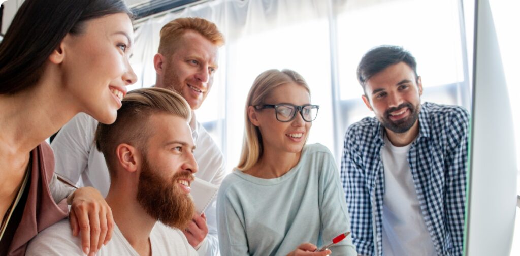 Team sieht auf eine Recruiting Kampagne