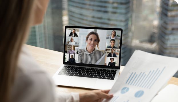 Remote Recruiting Vorteile Nachteile Mobil Mitarbeiterin im Remote Zoom-Call
