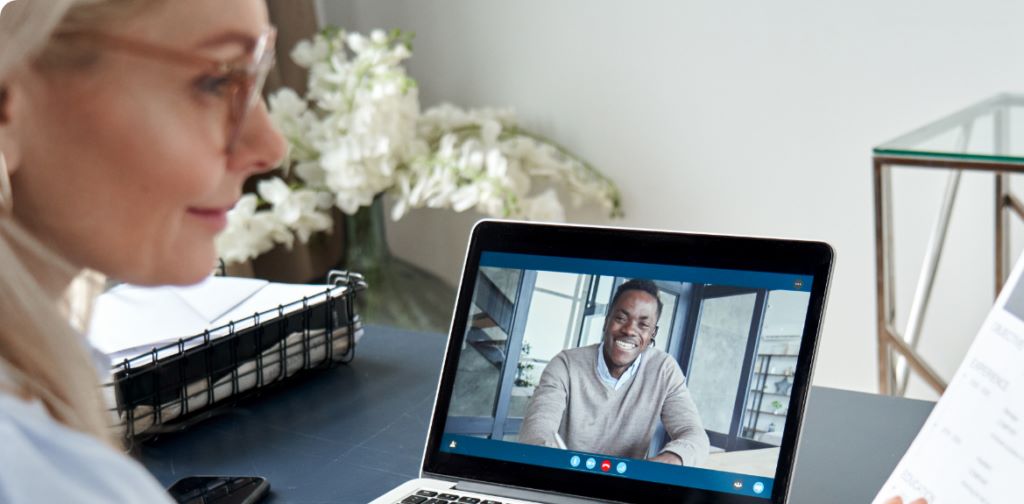 Remote Recruiting Mitarbeiterin beim Remote Recruiting Bewerbungsgespräch
