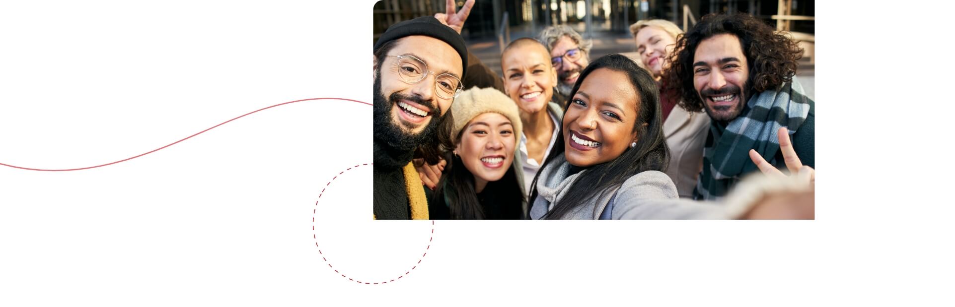 Gruppe von Menschen machen draußen ein Selfie 