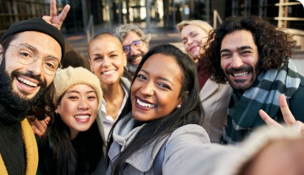 Gruppe von Menschen machen draußen ein Selfie 