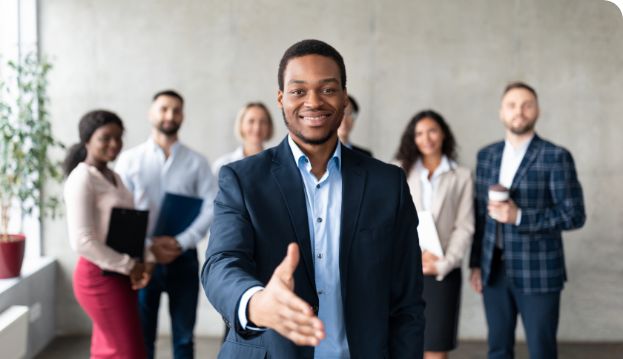 Team stellen neuen Kandidaten im Rahmen des Bewerbermanagements neuen Mitarbeiter ein