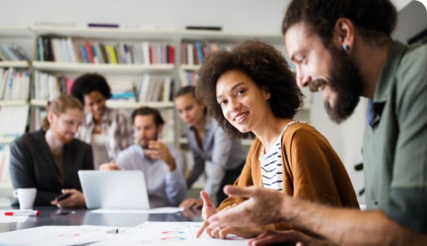 Bewerbermanagement Tools mobil Team sortiert die Bewerber des Bewerbermanagementprozesses