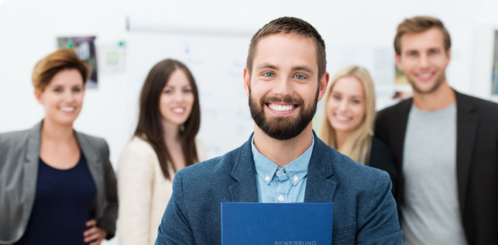 Mitarbeiter nach positiver Candidate Journey lacht in Kamera
