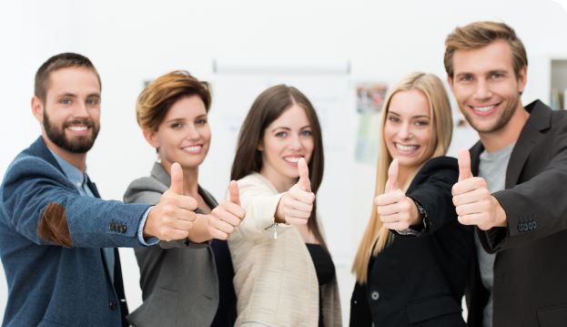 Junge zufriedene Mitarbeiter mit positiven Berührungspunkten in der Candidate Journey