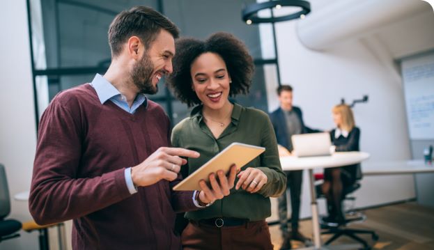 Zwei Arbeitskollegen unterhalten sich über Recruiting zu digitalisieren