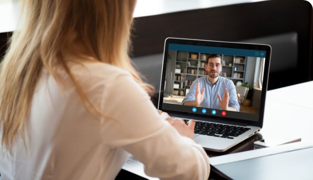 Kuenstliche Intelligenz im Recruiting wird via Video-Konferenz besprochen