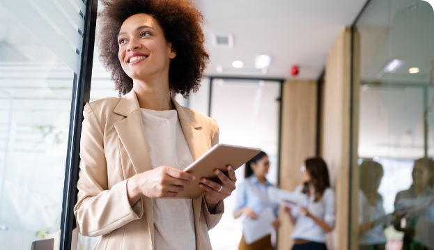 Employer-Value-Proposition Definition Mitarbeiterin mit Tablet in der Hand erarbeitet Ziele der Employer Value Proposition