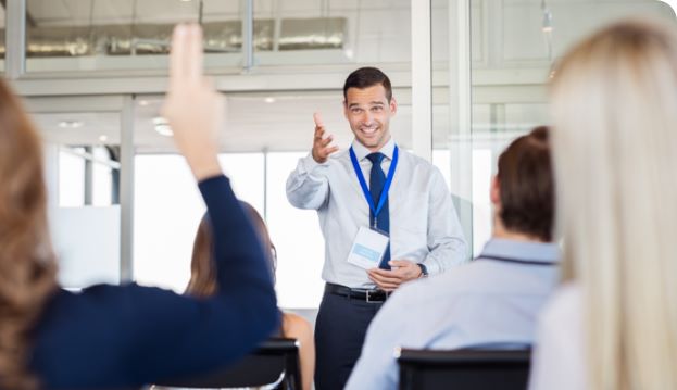 Manager hält einen Vortrag auf einer Karrieremesse