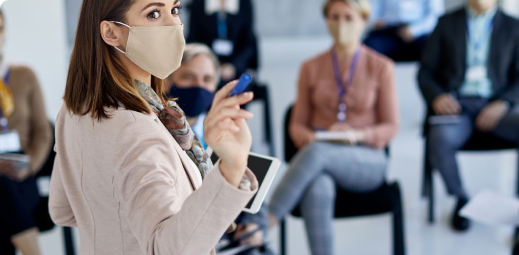 Mitarbeiterin auf neuester Personalmesse 2022