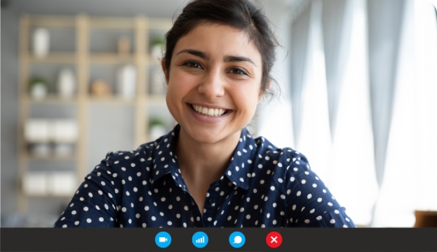 Neue Mitarbeiterin wird nach online Recruiting interviewt