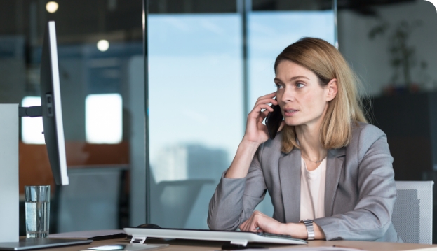 Frau gibt Absage auf Bewerbung telefonisch.