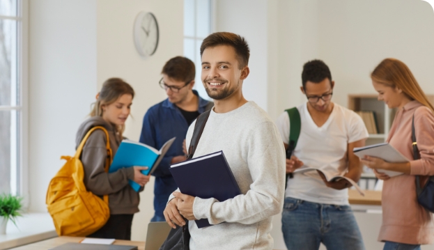 Definition Hochschulmarketing Student verlässt den Hörsaal.