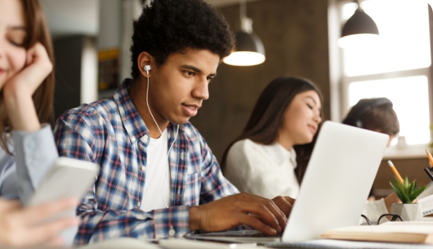 Hochschulmarketing Ideen mobil Studenten arbeiten in der Universitätsbibliothek.
