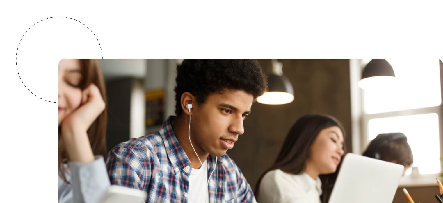 Hochschulmarketing Ideen Studenten arbeiten in der Universitätsbibliothek.