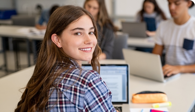 Konzept Hochschulmarketing mobil Junge Studentin liest Hochschulmarketingkampagne.