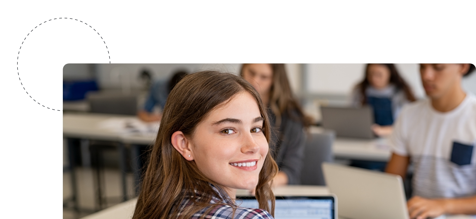 Konzept Hochschulmarketing Konzept Junge Studentin liest Hochschulmarketingkampagne.