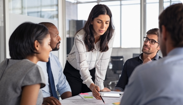 Personalabteilung hält Meeting über neue E-Recruiting Methoden ab