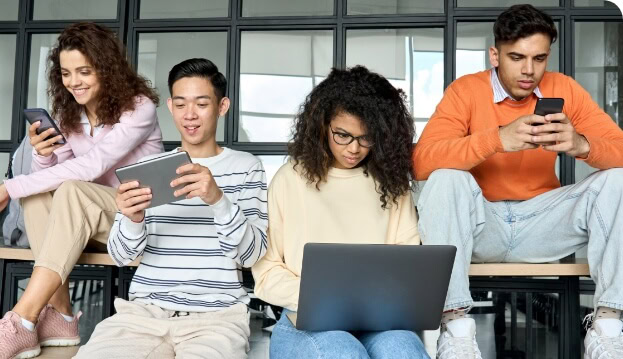 Studenten über Hochschulmarketing erreichen mobil Studenten mit elektronischen Geräten in der Hand.