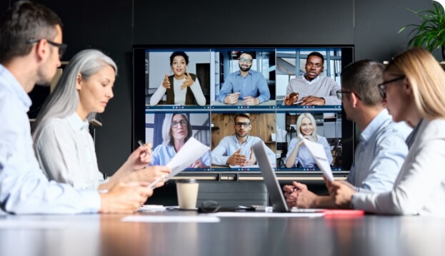 Personalcontrolling Kennzahlen Mobil Kollegen in Videokonferenz mit Personalcontrolling Abteilung