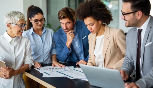 Personalcontrolling Ziele Mobil Mitarbeiter im Meeting erarbeiten neue Personalcontrolling Kennzahlen