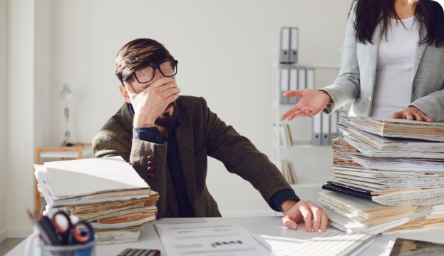 Stappel an Vorlagen für Kündigungsschreiben im Büro des Arbeitgebers