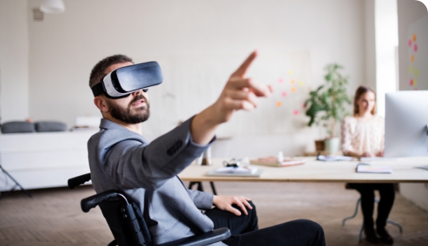 Recruiter mit VR Brille zeigt mit dem Finger in die Luft
