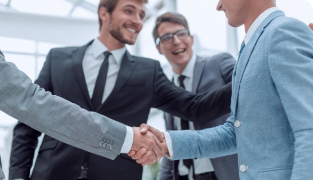 Personalrecruiting Bedeutung mobile Mitarbeiter heißen neuen Arbeitskollegen nach Personalrecruiting willkommen