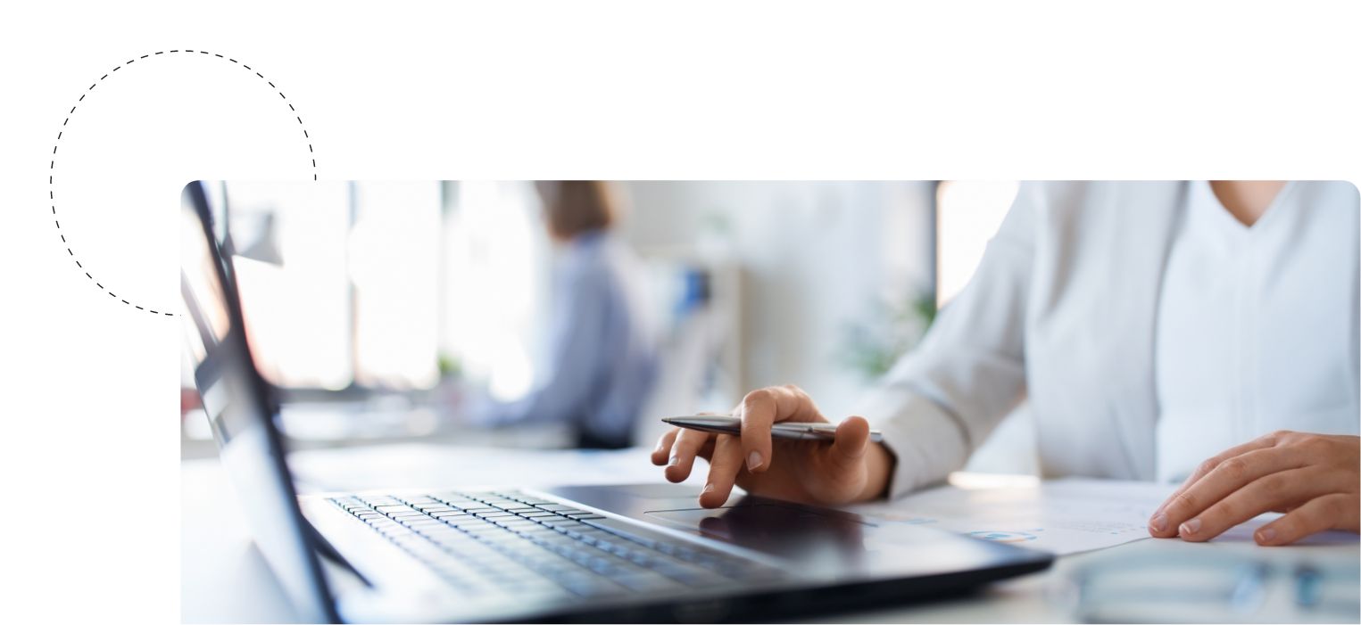 Eine Geschäftsfrau arbeitet an einem Laptop und analysiert Lebensläufe