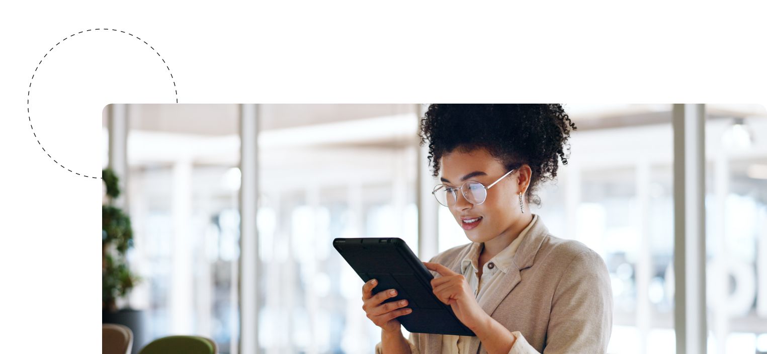 Frau mit Brille hält Tablet in der Hand