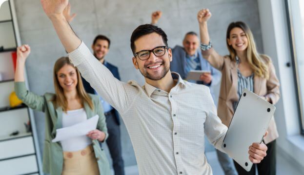 Glückliches Team dank guter Arbeitgeber Eigenschaften