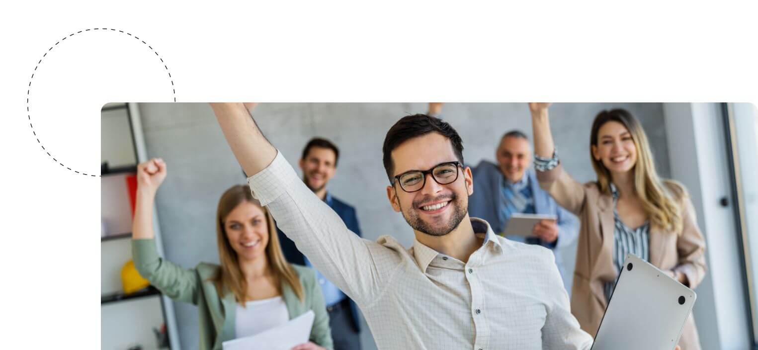 Glückliches Team dank guter Arbeitgeber Eigenschaften