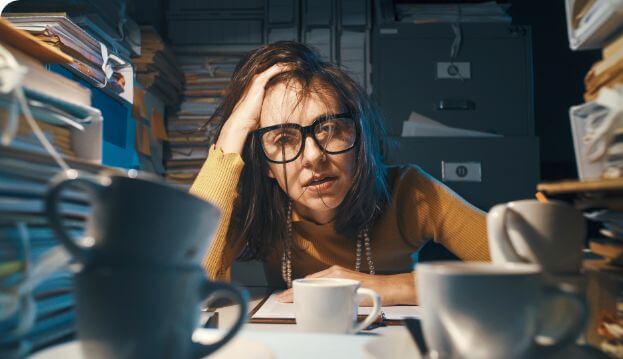Krank arbeiten gehen Mobil Mitarbeiterin geht krank arbeiten
