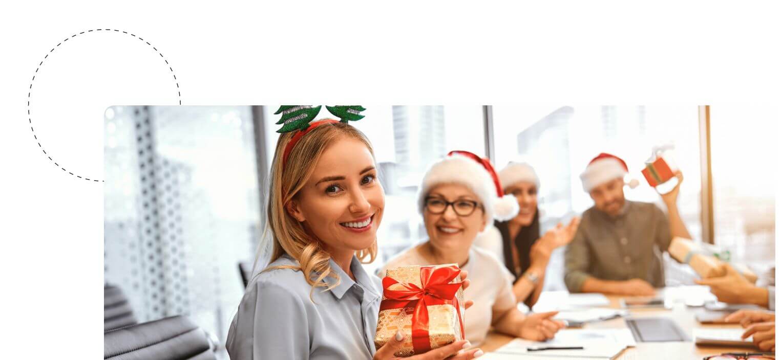 Mitarbeiter hält originelles Weihnachtsgeschenk