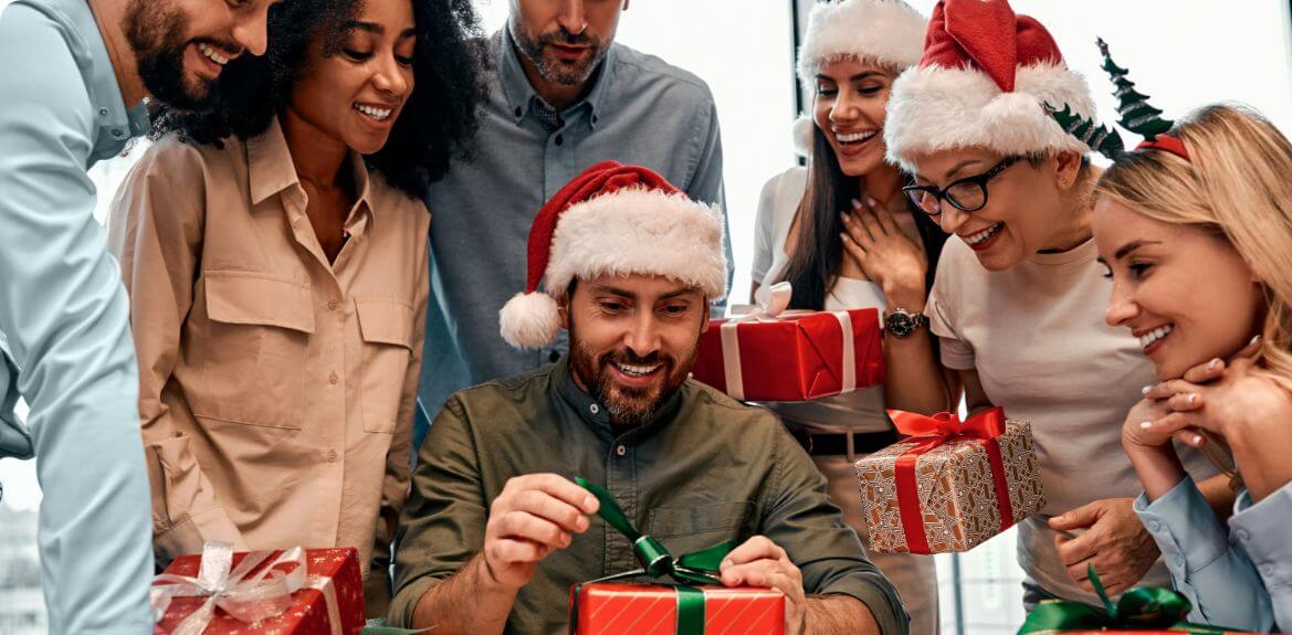 Viele Weihnachtsgeschenke für Mitarbeiter
