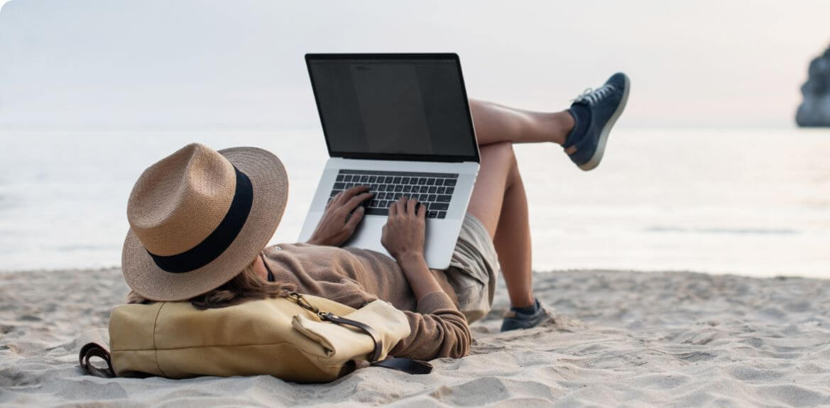 Was ist Workation? Frau sucht nach "Was ist Workation"