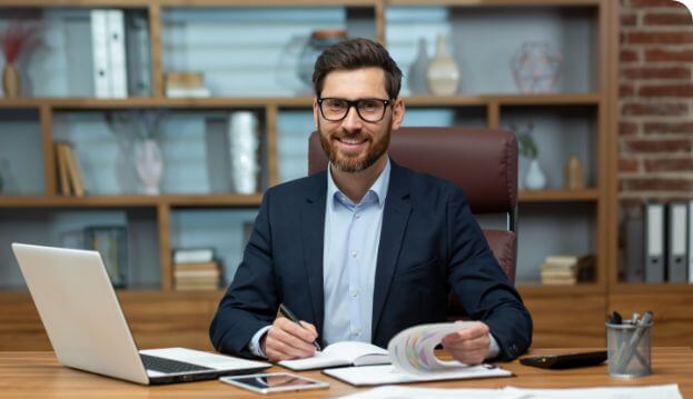 Auslagenerstattung Mitarbeiter Mobil Mann bearbeitet die Auslagenerstattung der Mitarbeiter